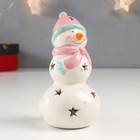 Сувенир керамика свет "Снеговик, розовая шапка и шарф, звёздочки" 11,5х6х6 см - фото 6714055
