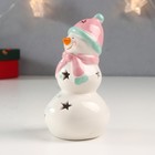 Сувенир керамика свет "Снеговик, розовая шапка и шарф, звёздочки" 11,5х6х6 см - фото 6714056