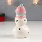 Сувенир керамика свет "Снеговик, розовая шапка и шарф, звёздочки" 11,5х6х6 см - фото 6714057