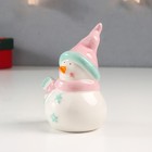 Сувенир керамика "Снеговик розовый колпак и шарф" 9,6х6,4х5,8 см - фото 30999308
