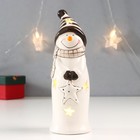 Сувенир керамика свет "Снеговик в полосатой шапке, шарфе, со звездой" 17,8х6х6 см - фото 3958802