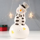 Сувенир керамика свет "Снеговик в бежевом цилиндре и полосатом шарфе" 22х12,5х12,5 см - фото 319085444