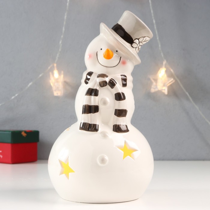 Сувенир керамика свет "Снеговик в бежевом цилиндре и полосатом шарфе" 22х12,5х12,5 см - Фото 1