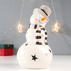 Сувенир керамика свет "Снеговик в бежевом цилиндре и полосатом шарфе" 22х12,5х12,5 см - фото 6714069