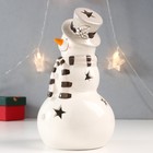 Сувенир керамика свет "Снеговик в бежевом цилиндре и полосатом шарфе" 22х12,5х12,5 см - фото 6714070