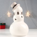 Сувенир керамика свет "Снеговик в бежевом цилиндре и полосатом шарфе" 22х12,5х12,5 см - Фото 4