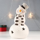 Сувенир керамика свет "Снеговик в бежевом цилиндре и полосатом шарфе" 22х12,5х12,5 см - Фото 5