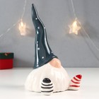 Сувенир керамика "Дед Мороз, серый колпак с звёздами, разные носки" кракелюр 19х10х11 см - фото 35249993