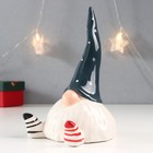 Сувенир керамика "Дед Мороз, серый колпак с звёздами, разные носки" кракелюр 19х10х11 см - фото 35249994