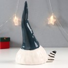 Сувенир керамика "Дед Мороз, серый колпак с звёздами, разные носки" кракелюр 19х10х11 см - фото 35249995