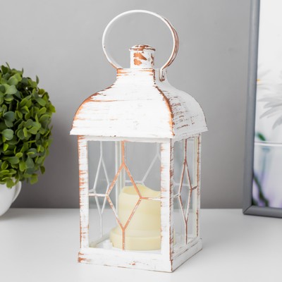 Светодиодная свеча в подсвечнике RISALUX «Фонарь и ромбы», LED-ночник, от батареек 3×ААА, белый с золотой патиной, 11×11×21.5 см