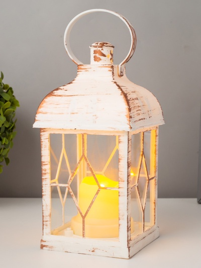 Светодиодная свеча в подсвечнике RISALUX «Фонарь и ромбы», LED-ночник, от батареек 3×ААА, белый с золотой патиной, 11×11×21.5 см