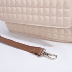 Сумка женская на клапане, бежевая - Фото 5