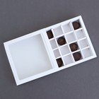 Коробка для 16 конфет, белая 17.7×17.7×3.8 см - Фото 5