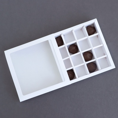 Коробка для 16 конфет, белая 17.7×17.7×3.8 см