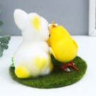 Фигурка пасхальная «Кролик и два цыплёнка на травке с цветком», 12×12×10.5 см - Фото 3