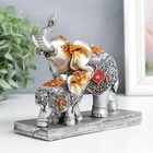 Сувенир полистоун "Слониха со слонёнком в попоне с ромбом" серебро 14х6,3х13,5 см - фото 26604272