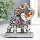 Сувенир полистоун "Слонёнок на слонихе" на подставке серебро 8х4х10 см - фото 319735911