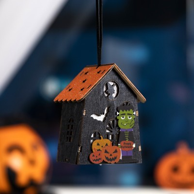 Светодиодная подвеска «Дом Франкенштейна» 7×9.5×6 см, пластик, батарейки LR1130×3 (в комплекте), свечение тёплое белое