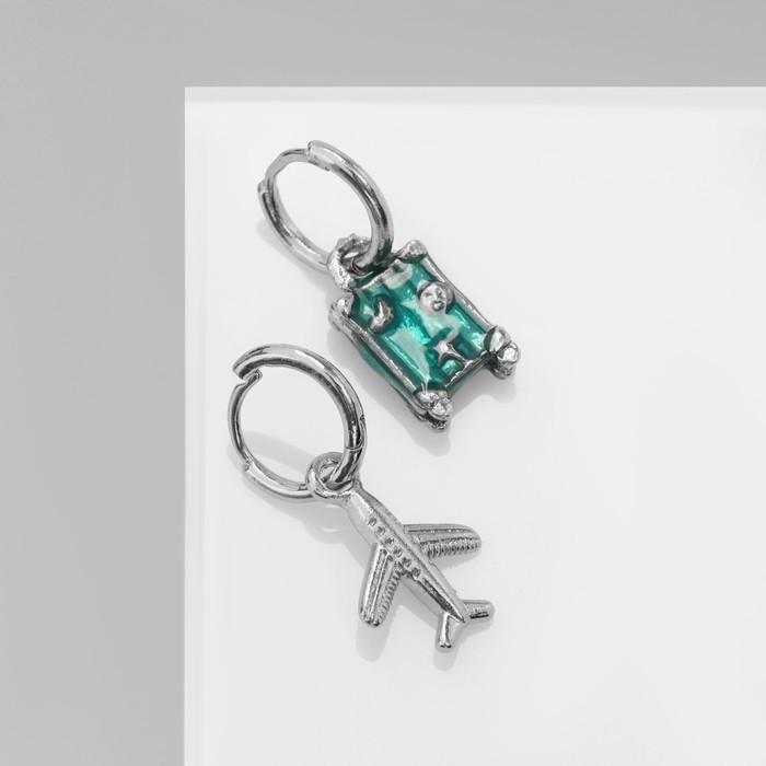 Серьги с эмалью «Брелок» самолет и чемодан, цвет голубой в серебре - Фото 1