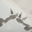 Серьги висячие со стразами «Змейка» изогнутая, цвет белый в серебре, 5,7 см - фото 8689969