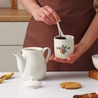 Банка фарфоровая для сыпучих продуктов с ложкой Доляна «Эстет. Колибри», 240 мл, цвет белый - фото 24515063