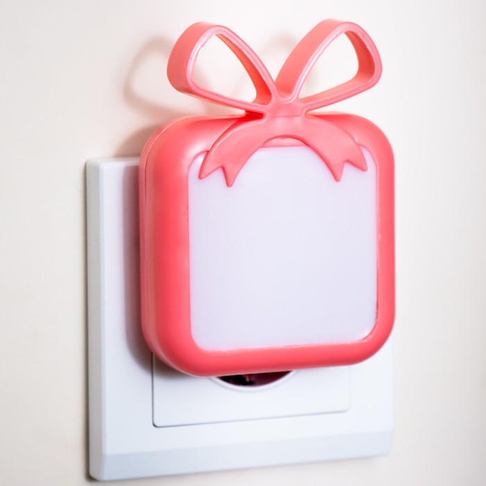 Ночник "Подарок" 4xLED розовый 6,5х5,5х9 см RISALUX - фото 1906124510