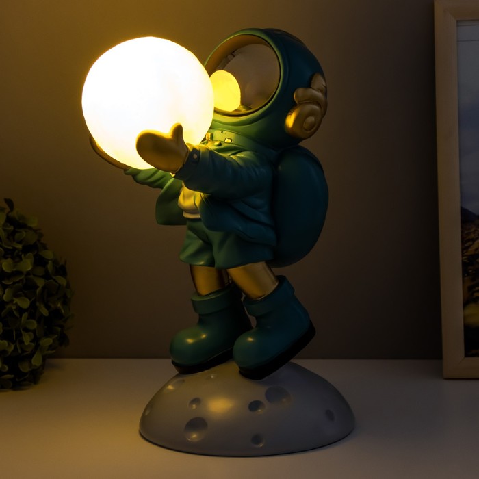 Ночник "Космонавт" LED от батареек зеленый 16х16х30,5 см RISALUX - фото 1884033948
