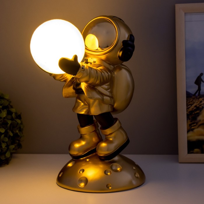 Ночник "Космонавт" LED от батареек золото 16х16х30,5 см RISALUX - фото 1906125493
