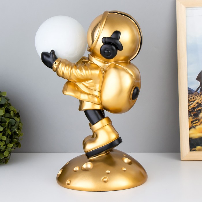 Ночник "Космонавт" LED от батареек золото 16х16х30,5 см RISALUX - фото 1906125494