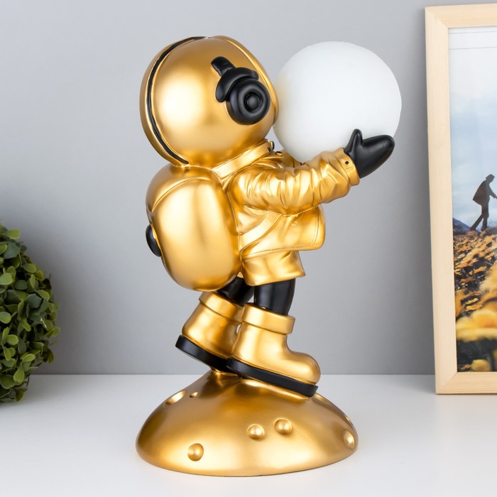 Ночник "Космонавт" LED от батареек золото 16х16х30,5 см RISALUX - фото 1906125496