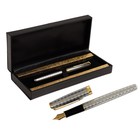 Ручка подарочная перьевая в кожзам футляре, корпус серебро с золотом - фото 484362