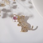 Брошь «Кошечка» с цветочком, цвет бело-розовый в золоте - фото 6749732
