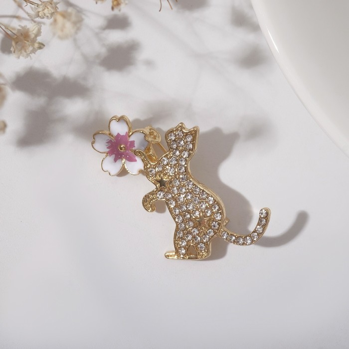 Брошь «Кошечка» с цветочком, цвет бело-розовый в золоте - фото 1909038211