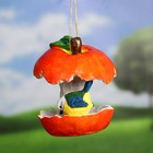 Подвесная кормушка для сада и дачи "Красное яблоко с птичкой" из полистоуна, 14см, маленькая - фото 319160099