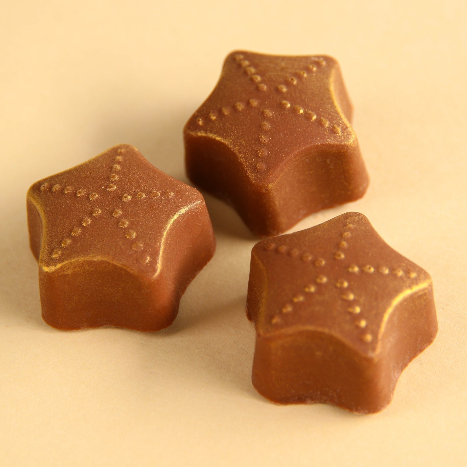 Chocolate stars. Шоколадные звездочки. Звездочки из шоколада. Шоколадное печенье со звездочками. Шоколад Звездочка.