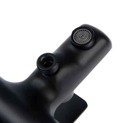 Смеситель для ванны Accoona A63207F, однорычажный, излив 158 мм, душевой набор, черный