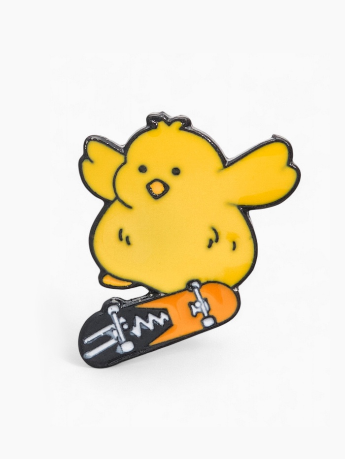 Значок «Цыплёнок» на скейте, цветной в чёрном металле - Фото 1