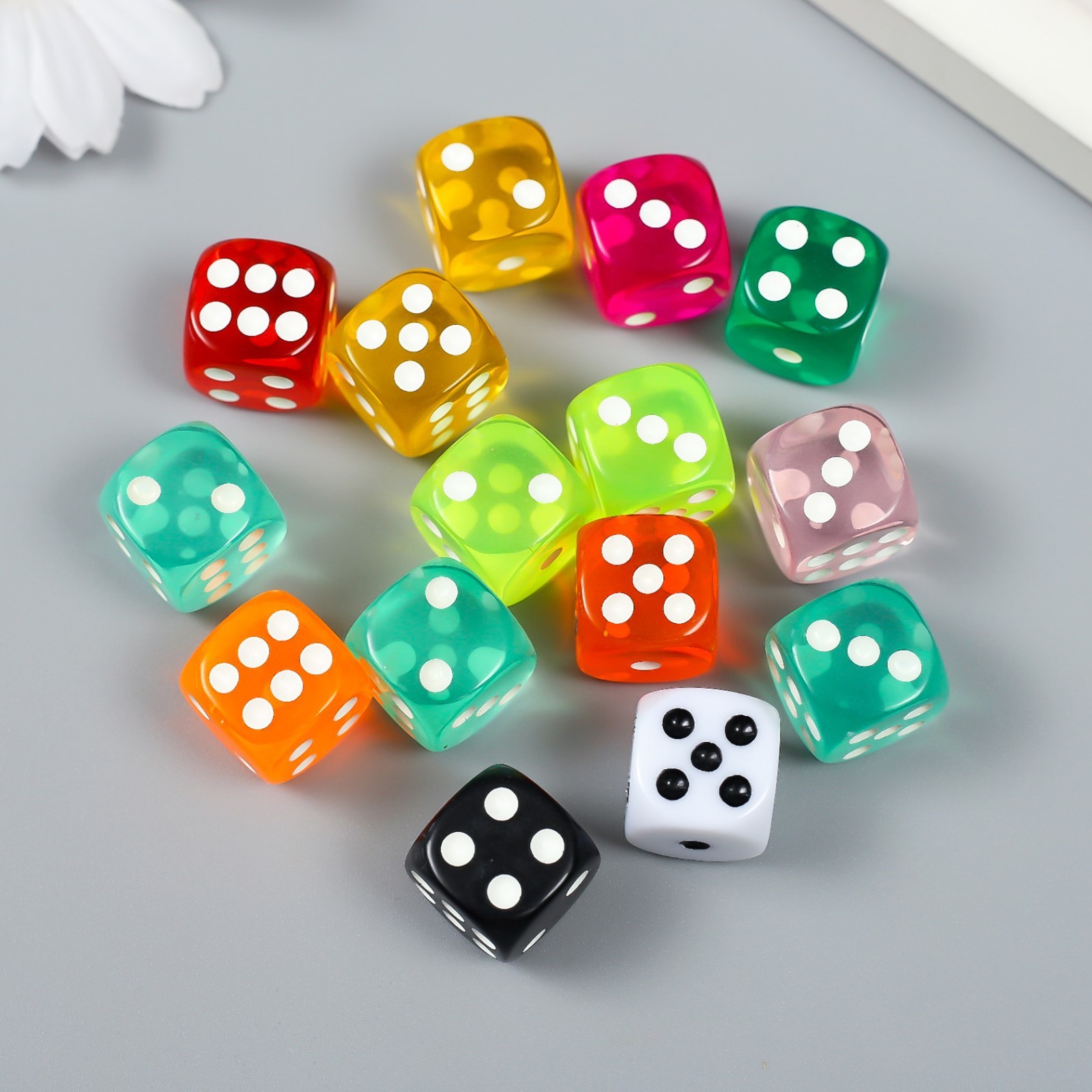 Dice mix. Пластиковый игральный набор для детской комнаты. Костный микс.