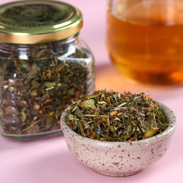 Подарочный набор «8 марта»: чай травяной ягодный, крем-мед с клубникой 120 г. - фото 1878132670