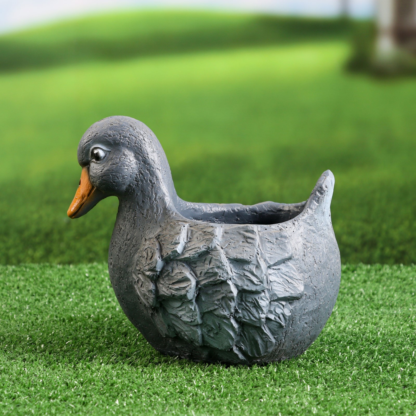 Duck 18. Фигурное кашпо. Кашпо серое. Кашпо высокое серое. Кашпо уточки из бутылок кондиционера для белья.
