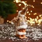 Дед Мороз "В блестящем костюмчике, на лыжах" 16 см, золотисто-белый - фото 3598900