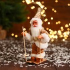 Дед Мороз "В блестящем костюмчике, на лыжах" 16 см, золотисто-белый - фото 3598901