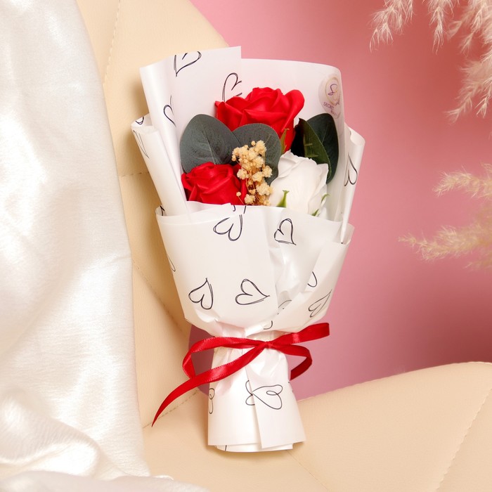 Премиальный букет из красно-белых мыльных роз, 3 шт - фото 1906173556