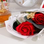 Премиальный букет из красно-белых мыльных роз, 3 шт - фото 6800571