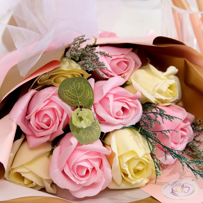 Премиальный букет из розово-желтых мыльных роз, 9 шт - фото 1906173570
