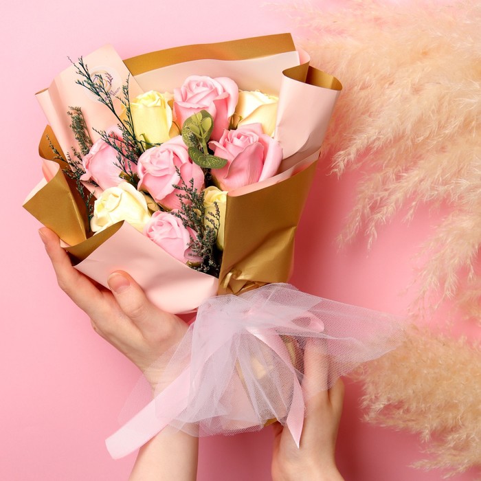 Премиальный букет из розово-желтых мыльных роз, 9 шт - фото 1906173572