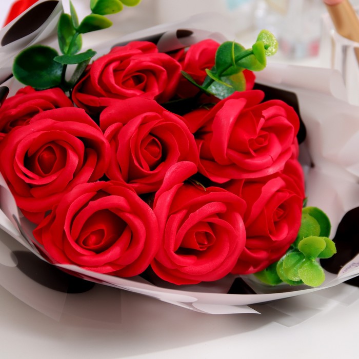 Премиальный букет из красных мыльных роз, 11 шт - фото 1906173581