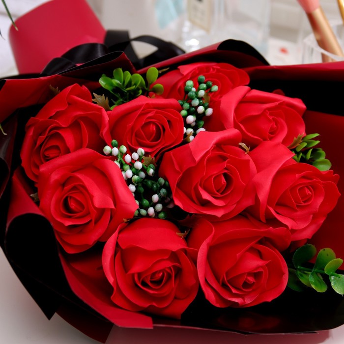 Эксклюзивный букет из красных мыльных роз, 11 шт - фото 1906173586