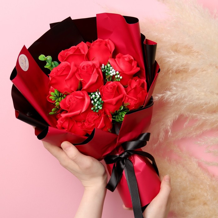 Эксклюзивный букет из красных мыльных роз, 11 шт - фото 1906173588